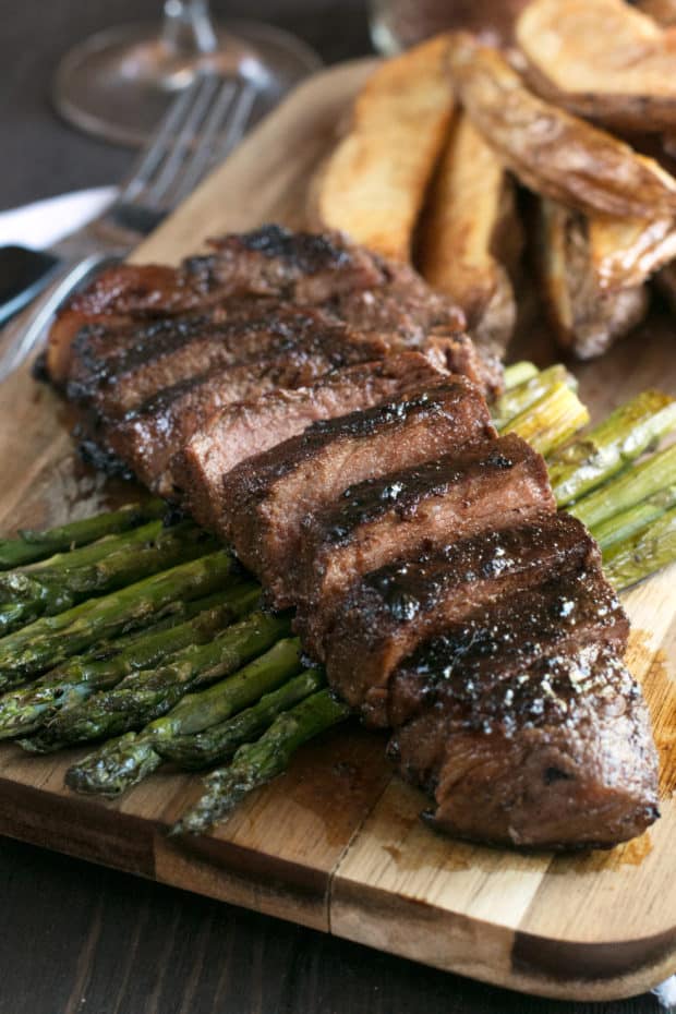 Spicy Bourbon Sugar Rubbed Strip Steak | cakenknife.com #steakdinner #beef #dinner