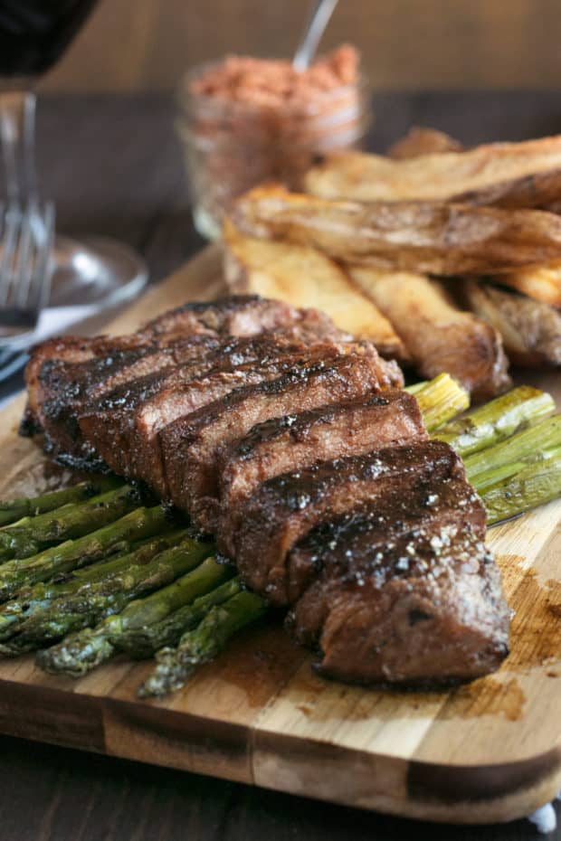 Spicy Bourbon Sugar Rubbed Strip Steak | cakenknife.com #steakdinner #beef #dinner