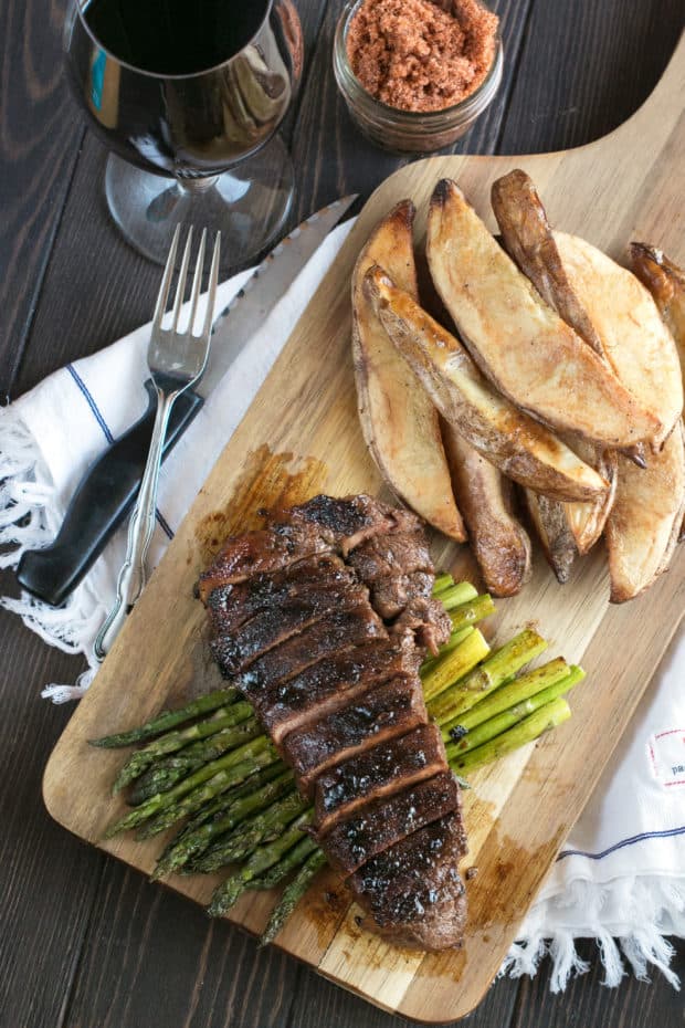 Spicy Bourbon Sugar Rubbed Strip Steak | cakenknife.com #steakdinner #beef #dinner