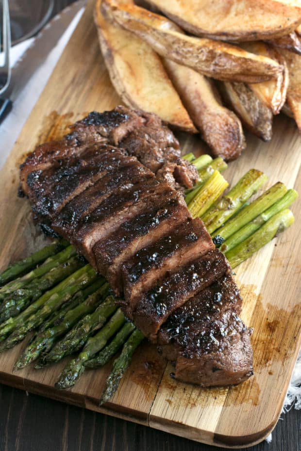 Spicy Bourbon Sugar Rubbed Strip Steak | cakenknife.com #steakdinner #beef #dinner