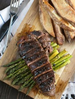 Spicy Bourbon Sugar Rubbed Strip Steak | cakenknife.com #steakdinner #beef #dinner