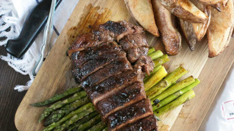 Spicy Bourbon Sugar Rubbed Strip Steak | cakenknife.com #steakdinner #beef #dinner