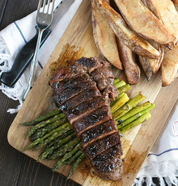 Spicy Bourbon Sugar Rubbed Strip Steak | cakenknife.com #steakdinner #beef #dinner