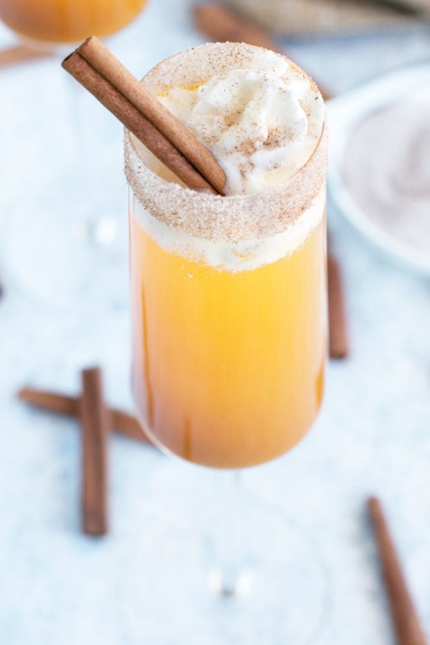 Pumpkin Pie Mimosa - Last Minute Thanksgiving Recipes | cakenknife.com #cocktail #pumpkinpie #thanksgiving #recipe #champagne