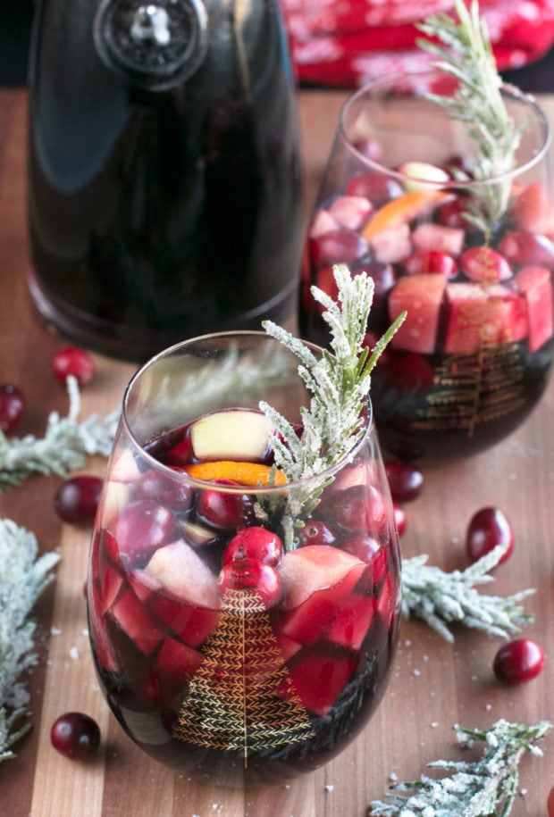 Red Christmas Single Serve Sangria | cakenknife.com #christmas #christmassangria #holidaysangria #redsangria #sangria #wine #21andup