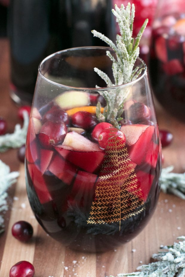 Red Christmas Single Serve Sangria | cakenknife.com #christmas #christmassangria #holidaysangria #redsangria #sangria #wine #21andup