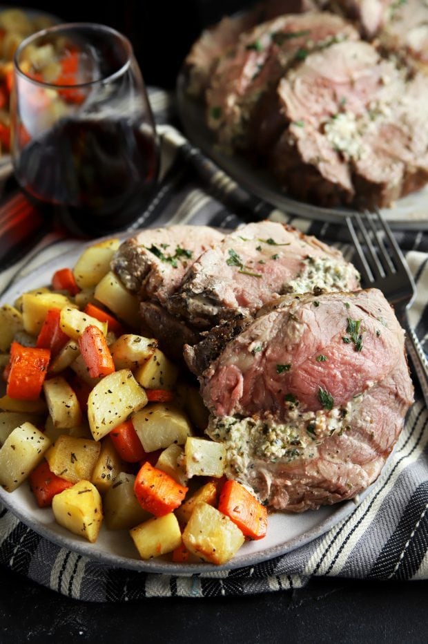 Stuffed sliced leg of lamb with vegetables