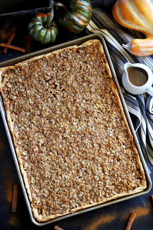 Apple slab pie in the pan