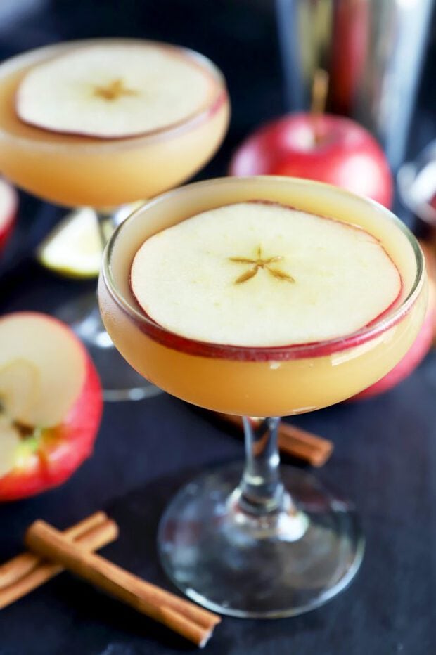 Foto lateral de cocktails de whisky sidecar