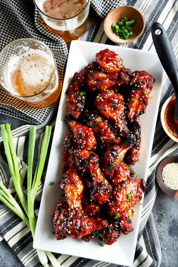 Overhead-Foto eines Tellers mit koreanischen BBQ-Hähnchenflügeln