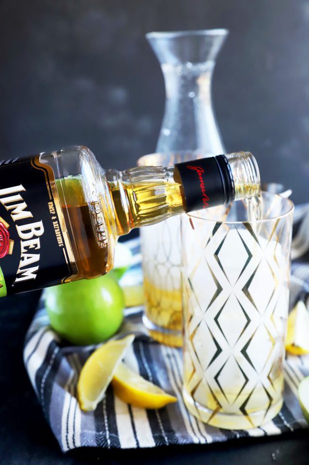 Foto di versare Jim Beam Apple