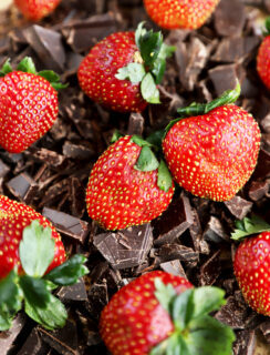 Chocolate and strawberries picture