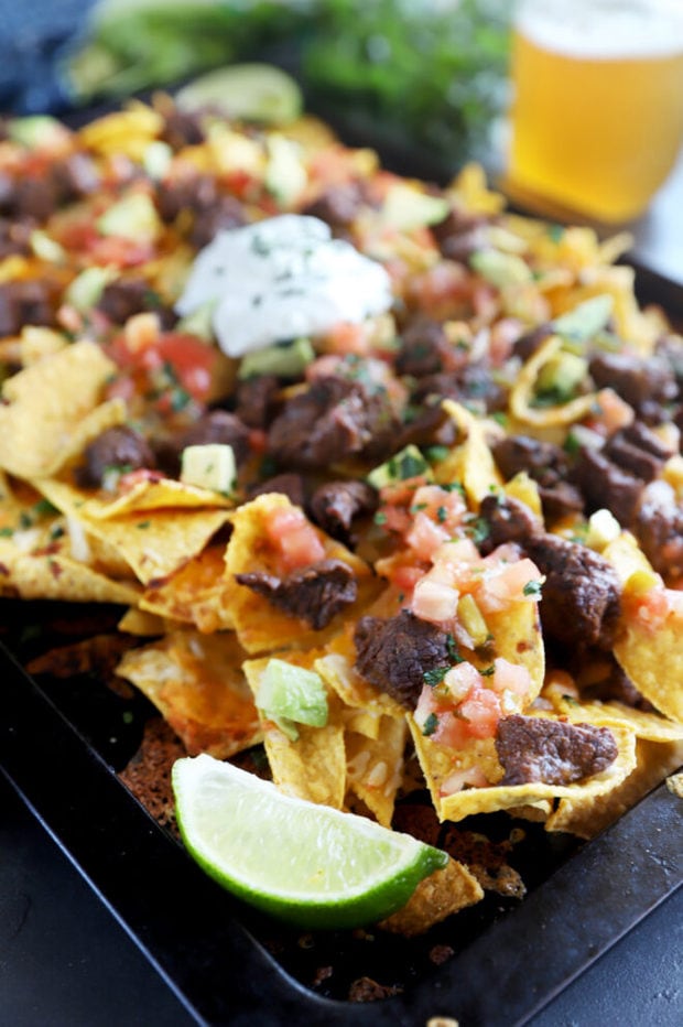 Sidefoto af bøf nachos