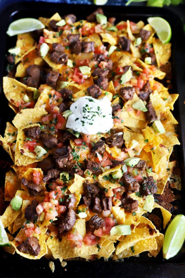 Overhead foto af bøf nachos