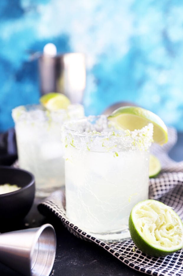 Side photo of margaritas in glasses photo