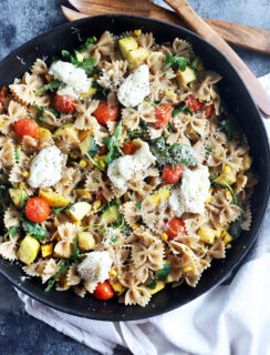 Overhead photo of veggie pasta