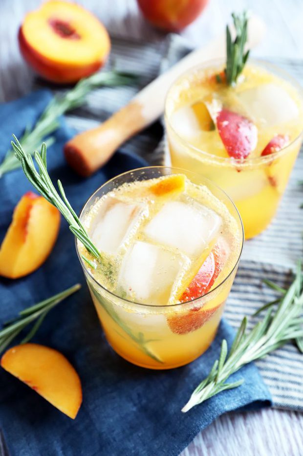 https://www.cakenknife.com/wp-content/uploads/2020/08/Sparkling-Rosemary-Peach-Mocktail_5659-660x992.jpg