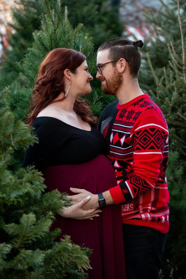 Holiday christmas maternity photoshoot image