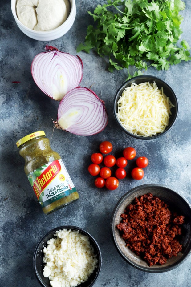 Salsa verde pizza ingredients photo