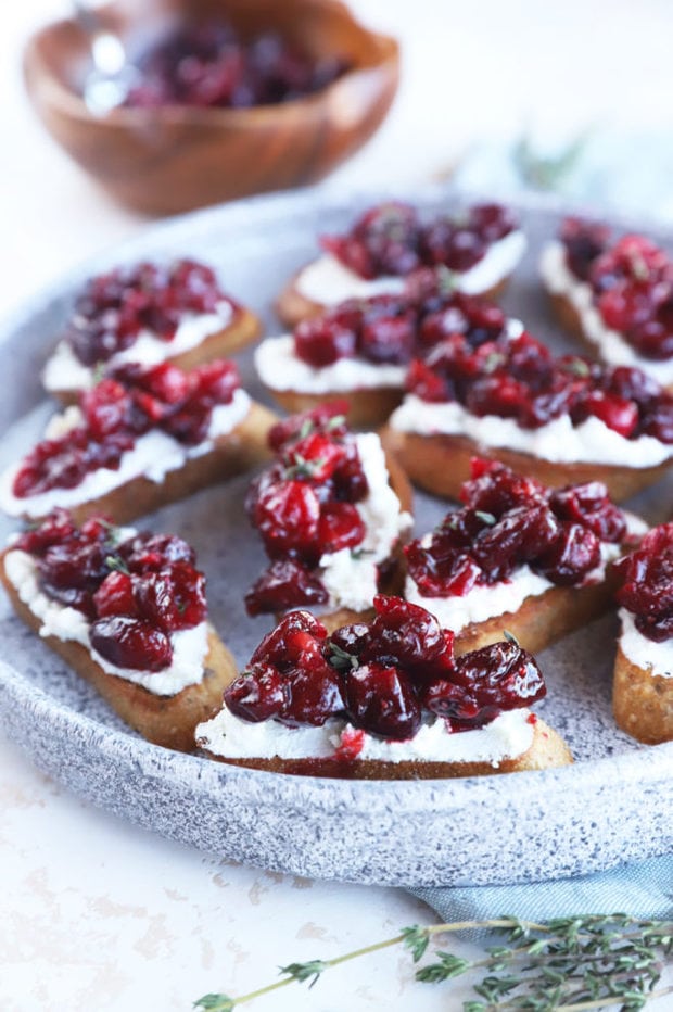 Roasted Cranberry Goat Cheese Crostini | Cake 'n Knife