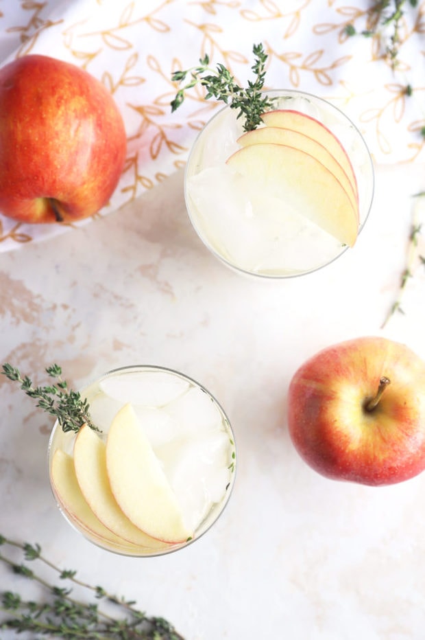 Apples with thyme and gin cocktails picture