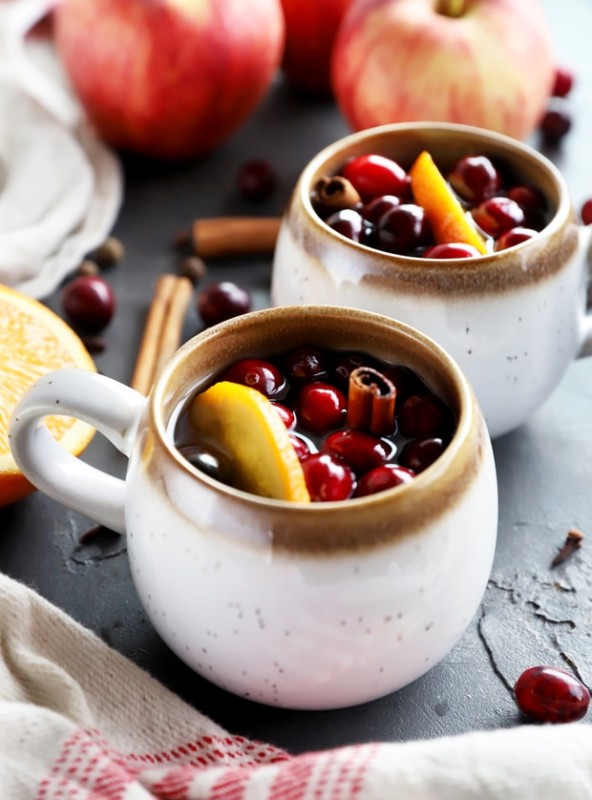 Side photo of apple cider in mugs