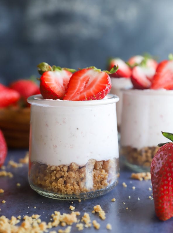 Side photo of cheesecake mousse in jars