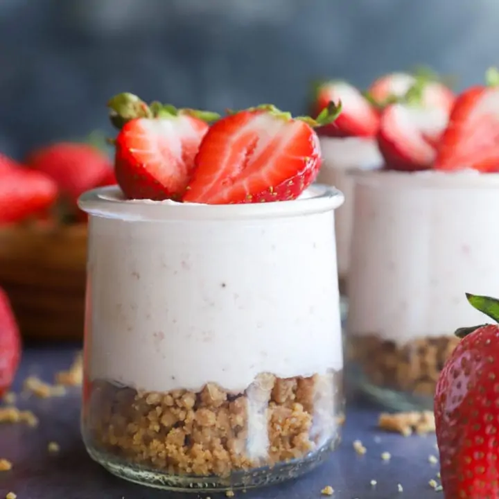 Side photo of cheesecake mousse in jars