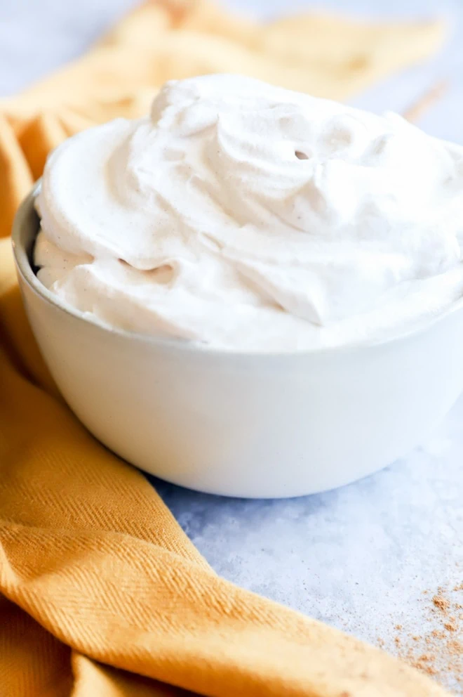 Flavored cream in bowl with spices