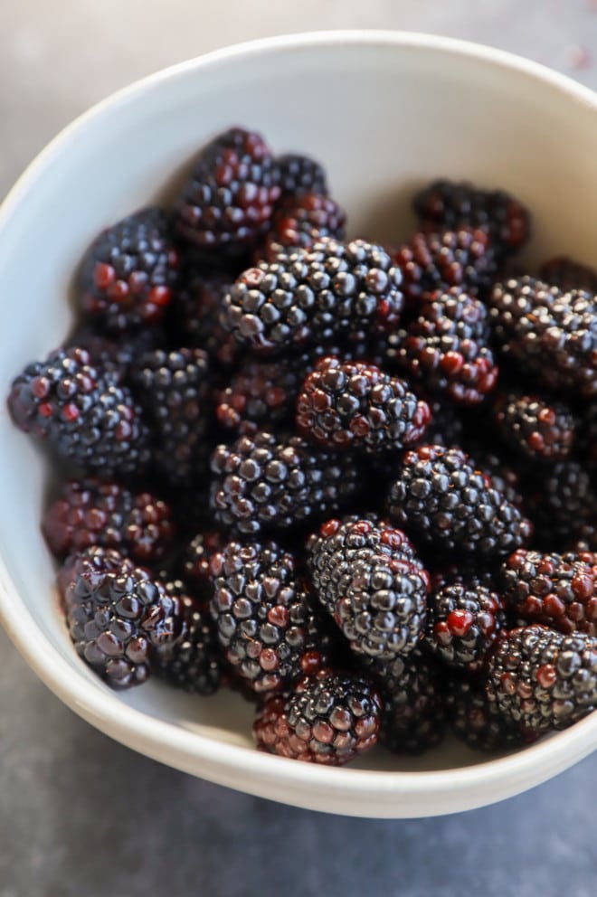 picture of fresh blackberries in a bowl