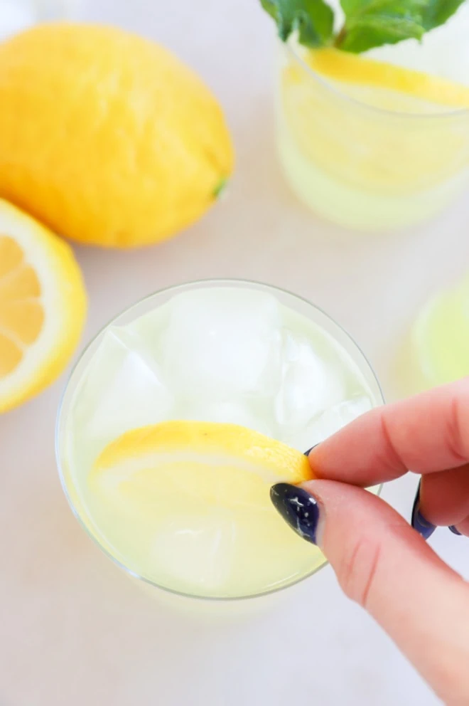 Garnishing a lemon cocktail with a lemon slice picture