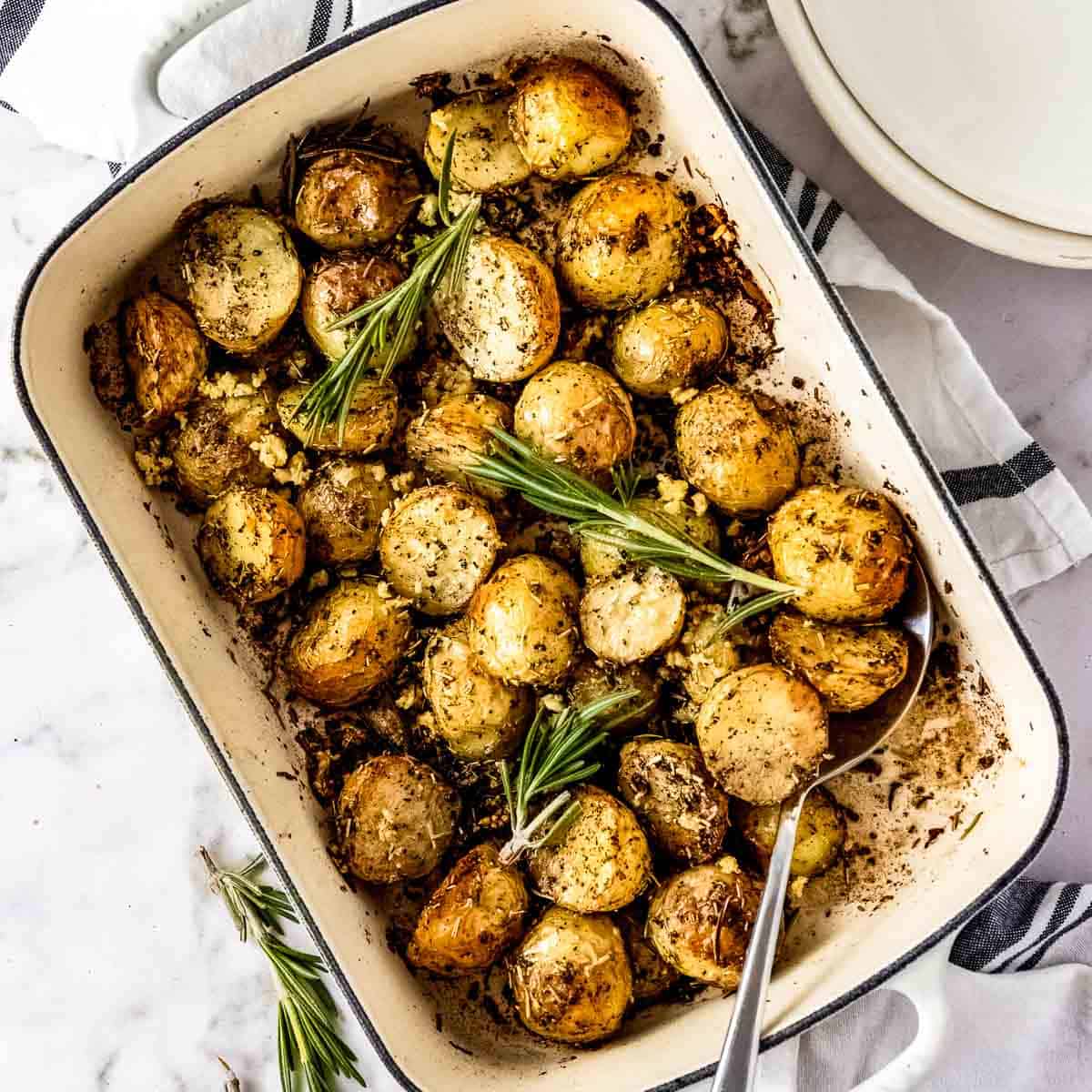 garlic and rosemary potatoes image