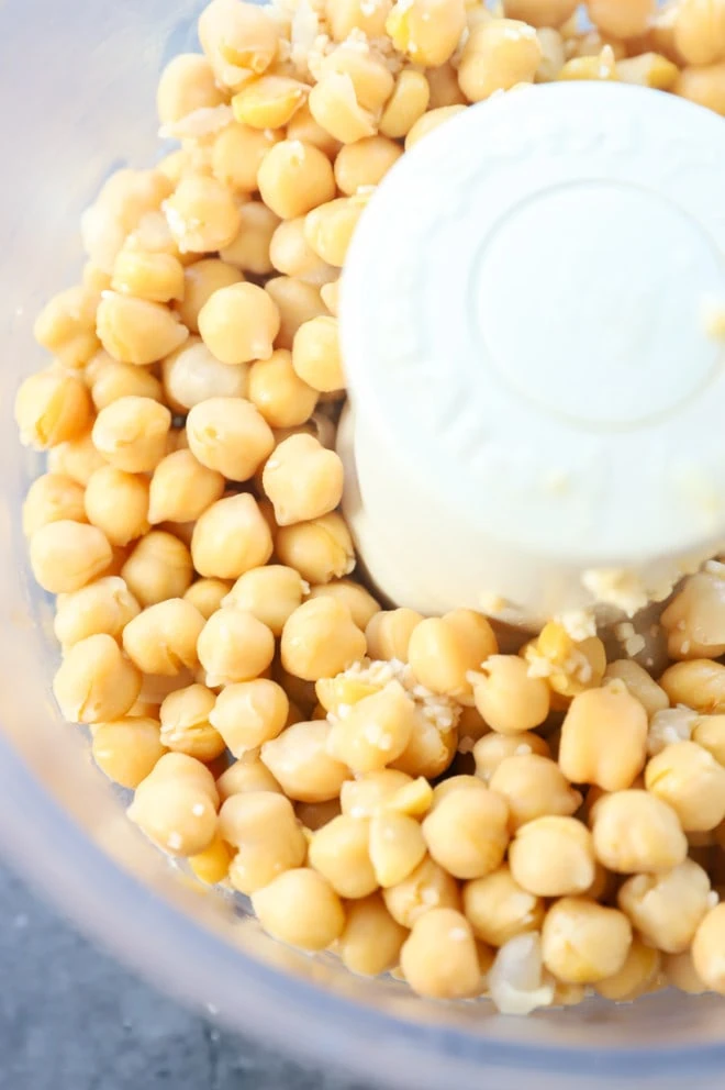 Chickpeas and garlic in a food processor