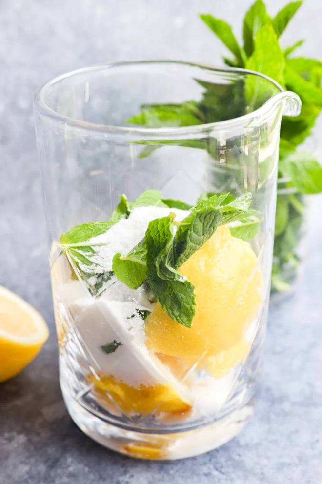 Making lemon mojitos in a jar picture