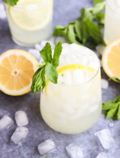Lemon Mojitos in glasses image