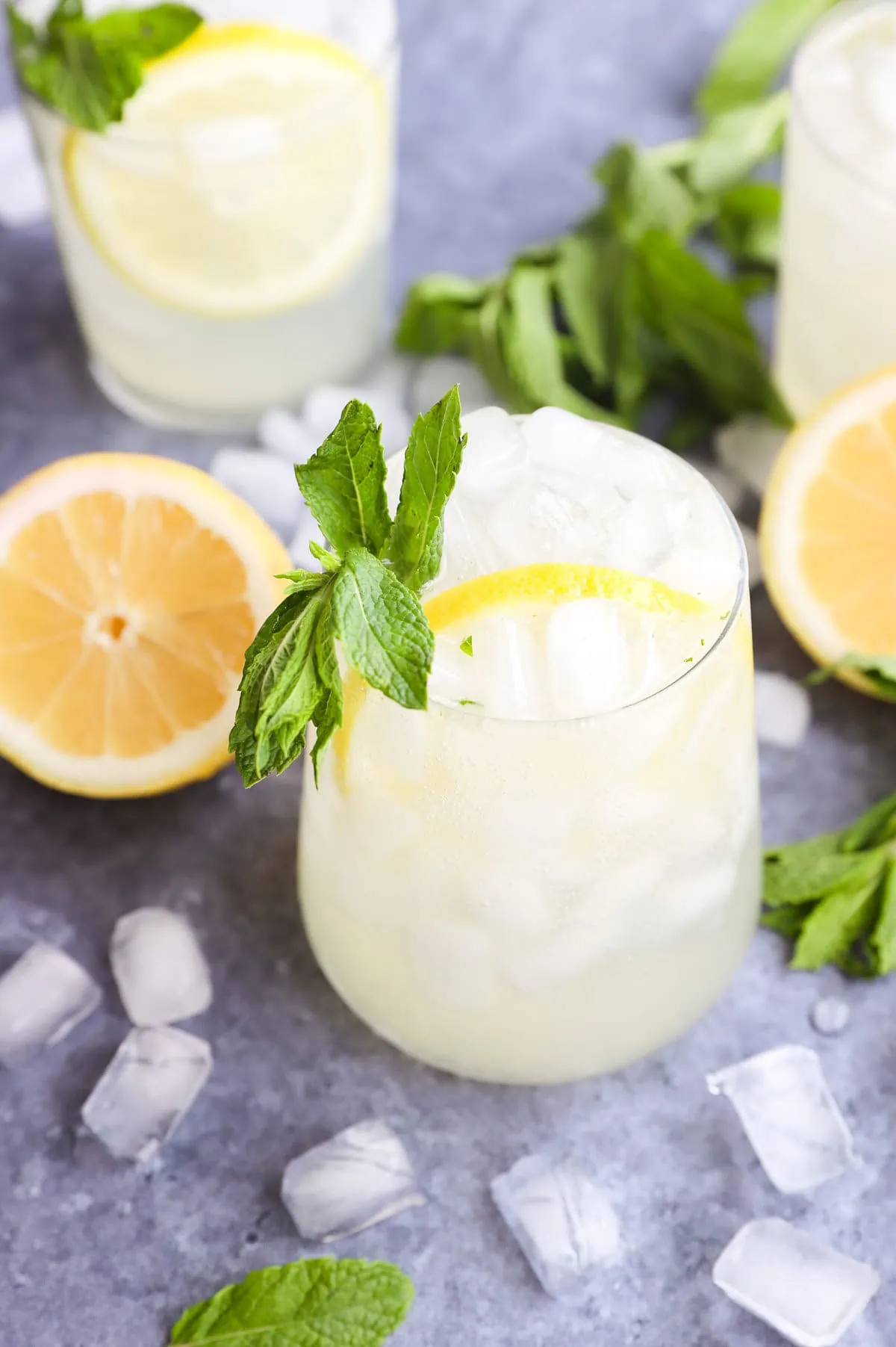 Lemon Mojitos in glasses image