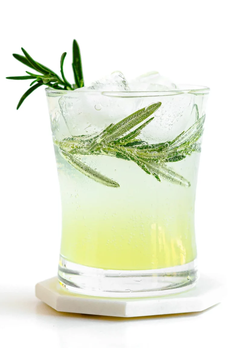 Limoncello tonic cocktail picture