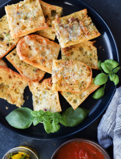 Image of a plate of air fryer roasted garlic bread