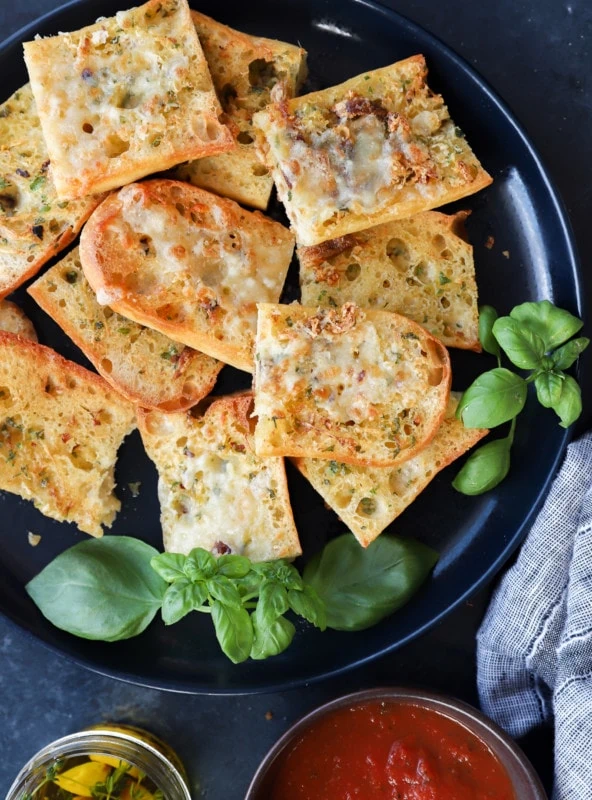 Image of a plate of air fryer roasted garlic bread