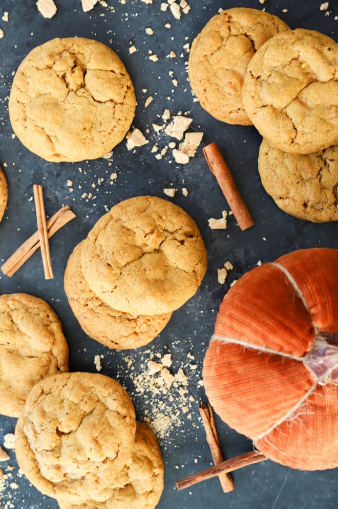 Image of cinnamon sticks, pumpkin pie spice and cookies